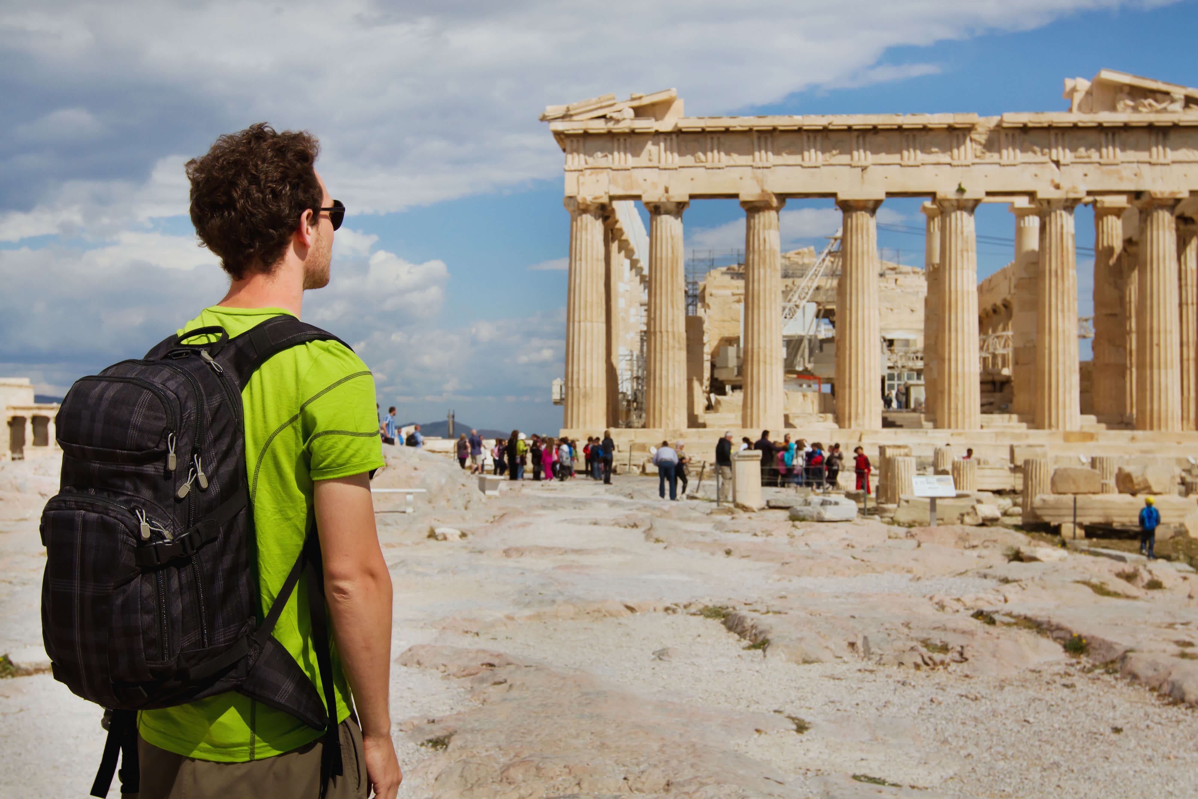 Каких знаменитых людей можно встретить в афинах. Греция Афины Парфенон туристы. Афины Греция Колизей. Экскурсия Акрополь в Афинах. Историко-культурный туризм.