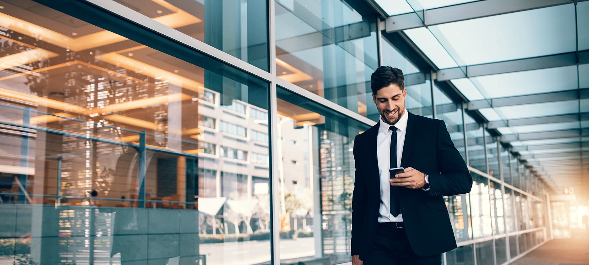 Business Travel Slider_Man at Airport AStock_172683556_1920 x 864